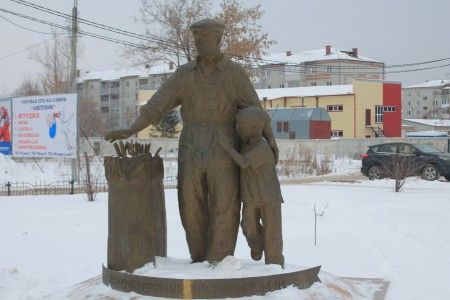 Памятник. Кому?