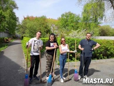 Представители тюменского Росреестра провели субботник для ветеранов