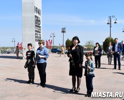 Тюменский Росреестр возложил цветы к мемориалам памяти участникам Великой Отечественной войны