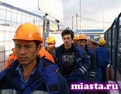 Более 25% мигрантов могут уехать из России из-за ослабления рубля