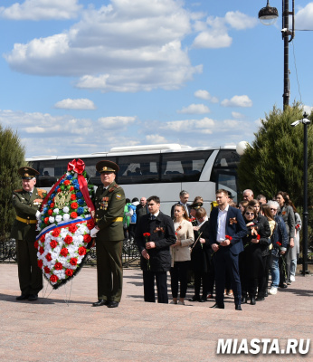 Сотрудники тюменского Росреестра возложили цветы к мемориалам памяти участников Великой Отечественной войны