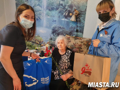 Сотрудники тюменского Росреестра поздравили ветеранов