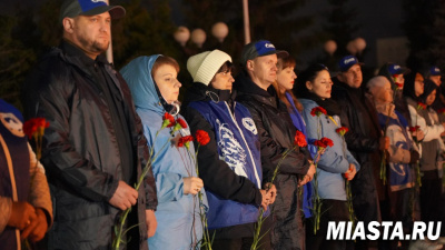 Сотрудники тюменского Росреестра зажгли свечи в рамках акций, приуроченных ко Дню памяти и скорби