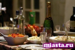 Роспотребнадзор призвал россиян не переедать и не напиваться в новогодние праздники