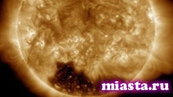 На Солнце обнаружена огромная корональная дыра
