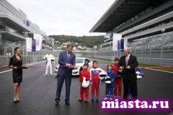 Жители и гости Сочи теперь могут прокатиться по знаменитой гоночной трассе "Формулы-1"