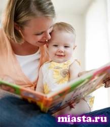 Тюменские малыши стали получать читательские билеты прямо в роддомах