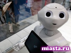 В японском банке начали работать человекообразные роботы