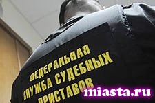 Тюменец, не плативший алименты, прятался от приставов под кроватью