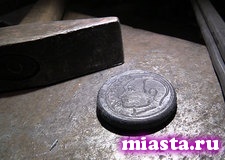 Уральский кузнец выковал антистрессовые монеты — «путинки»