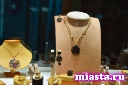 Чиновников обяжут сдавать в Гохран подаренные драгоценности