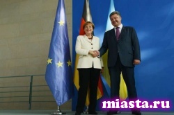 Порошенко обсудил с Меркель введение новых санкций в отношении России