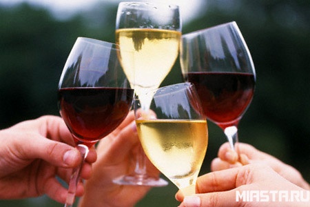 Вино наносит вред зубам всего за несколько минут, предупредили дантисты