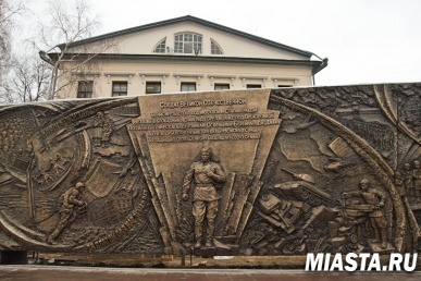 Бронзовый барельеф «Тюмень – победителям» установили на Исторической площади