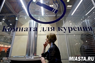 В аэропортах и на ж/д вокзалах могут открыть курительные комнаты