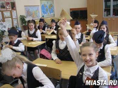 Тюменские школьники за два дня сложили более двух тысяч  солдатских писем-треугольников