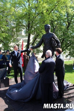 Памятник военному почтальону установили в Воронеже
