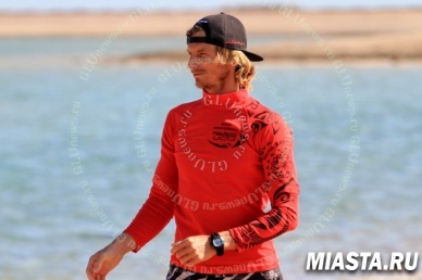 Красный цвет в одежде мужчин признан опасным