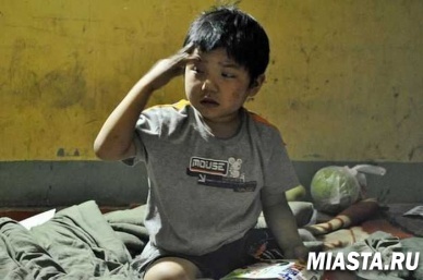 Бомж нашел в мусорном контейнере ребенка и воспитал его