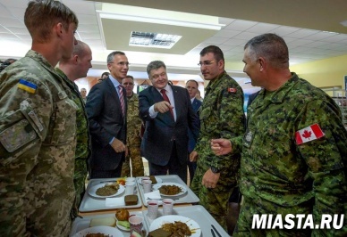 Порошенко накормил генсека НАТО в показушной солдатской столовой