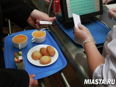 Тюменские школьники будут рассчитываться за питание по картам