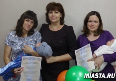 Три семьи Исетского района получили сертификаты на матерински семейный капитал