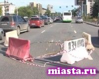 В Тюмени опять провалилась дорога. Движение транспорта по улице Республики ограничено