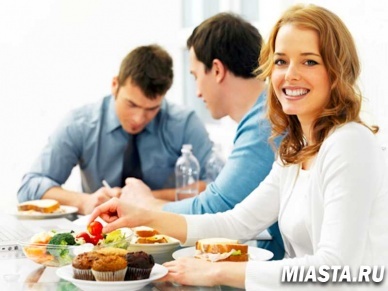Ученые: Обеды с коллегами повышают продуктивность работы
