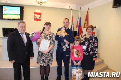 Сертификат на материнский капитал вручили жителям села Ярково