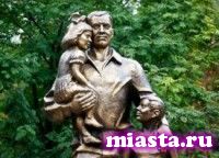 В Тюмени появился первый в России памятник отцу