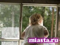 Из окна четвертого этажа выпала 2-летняя девочка