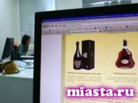 «Купи магнитик, получи в подарок бутылку водки». Прокуратура обратила внимание на сомнительный бизнес через социальные сети