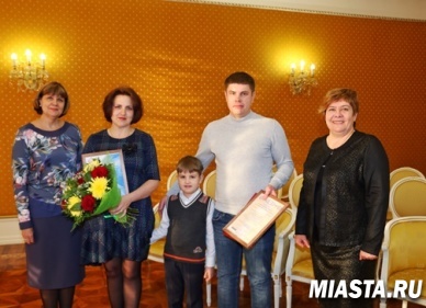 В Тюменской области вручили 100 - тысячный сертификат  на материнский (семейный) капитал