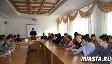 Специалисты Росреестра встретились со студентами за круглым столом