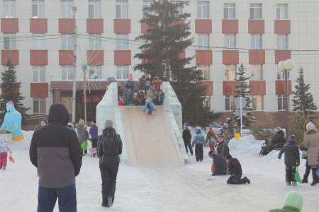 Горка на площади.