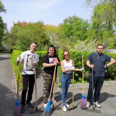 Представители тюменского Росреестра провели субботник для ветеранов