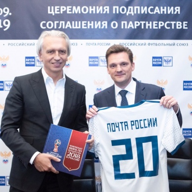 Написать Черчесову и Дзюбе, взять мяч и начать игру