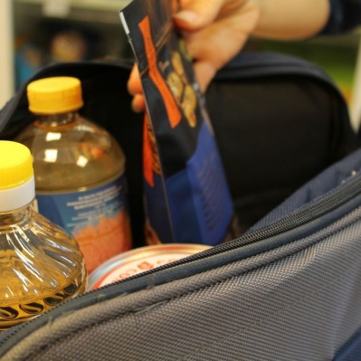 Жителям Тюменской области почтальоны доставляют товары первой необходимости