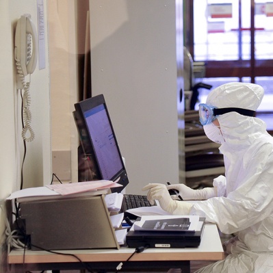 Число заразившихся коронавирусом в России возросло на 2 558