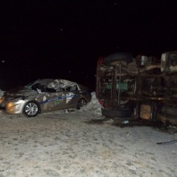 Гаишник «лёг» под грузовик и спас автобус с детьми