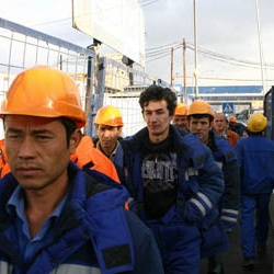 Более 25% мигрантов могут уехать из России из-за ослабления рубля