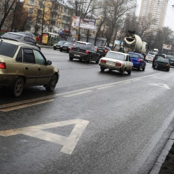 На полосах «А» в Тюмени начали устанавливать видеокамеры