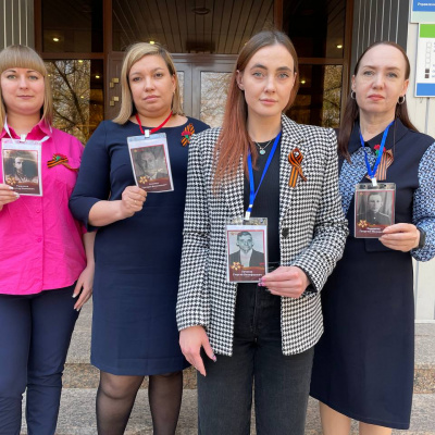 Сотрудники тюменского Росреестра в преддверии дня Победы надели бейджи с фотографиями Героев