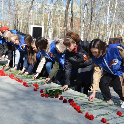 Представители тюменского Росреестра возложили цветы и почтили память тружеников тыла