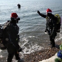 На дне Охотского моря установили новогоднюю елку