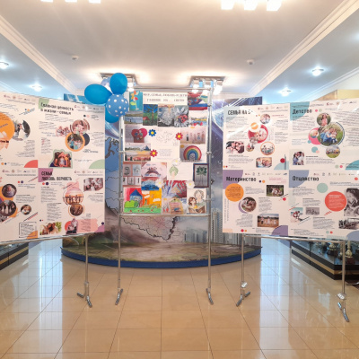 В холле тюменского Росреестра открылась мобильная выставка