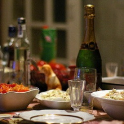 Роспотребнадзор призвал россиян не переедать и не напиваться в новогодние праздники