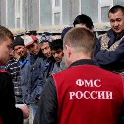 Сотням тысяч мигрантов на годы грозит запрет на въезд в Россию