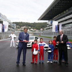 Жители и гости Сочи теперь могут прокатиться по знаменитой гоночной трассе "Формулы-1"