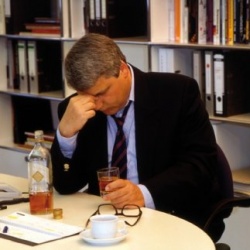 Ученые: трудоголики чаще становятся алкоголиками